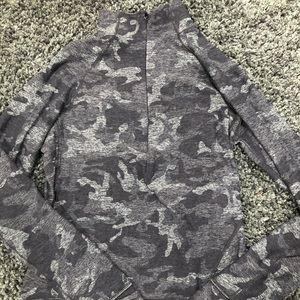 Lululemon outrun the elements 1/2 zip size 6